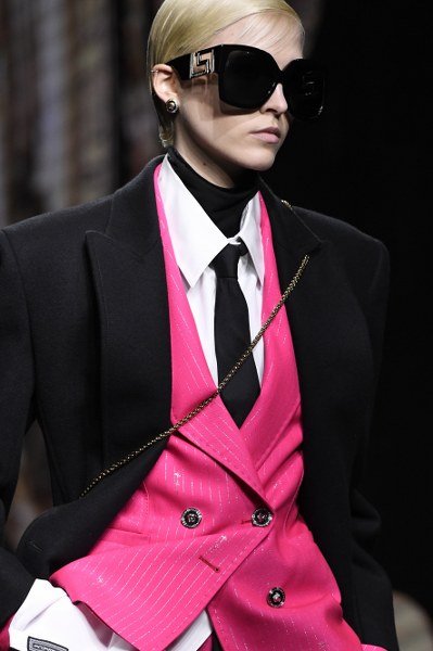 Versace เสนอครั้งแรกของเสื้อผ้าผู้ชาย และผู้หญิงบนรันเวย์เดียวกัน ในคอลเลคชั่น FW 2020 
