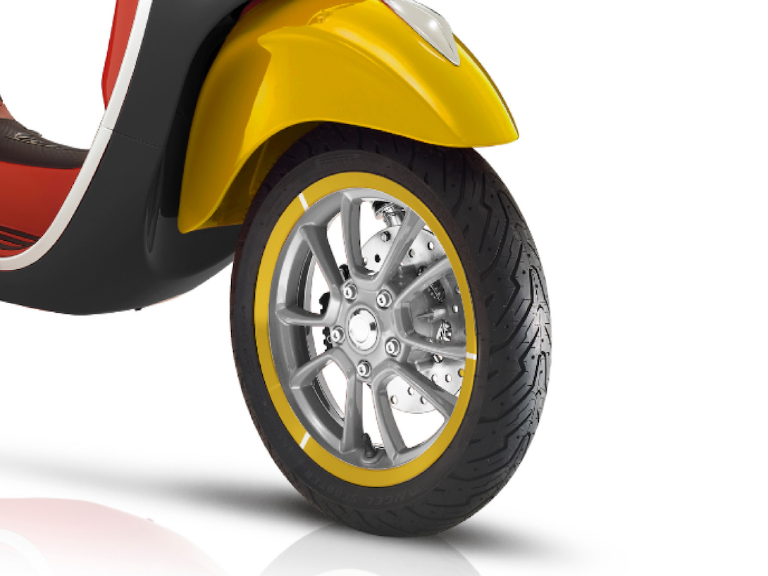 Vespa_Disney_Mickey_Mouse_Edition_by_Vespa