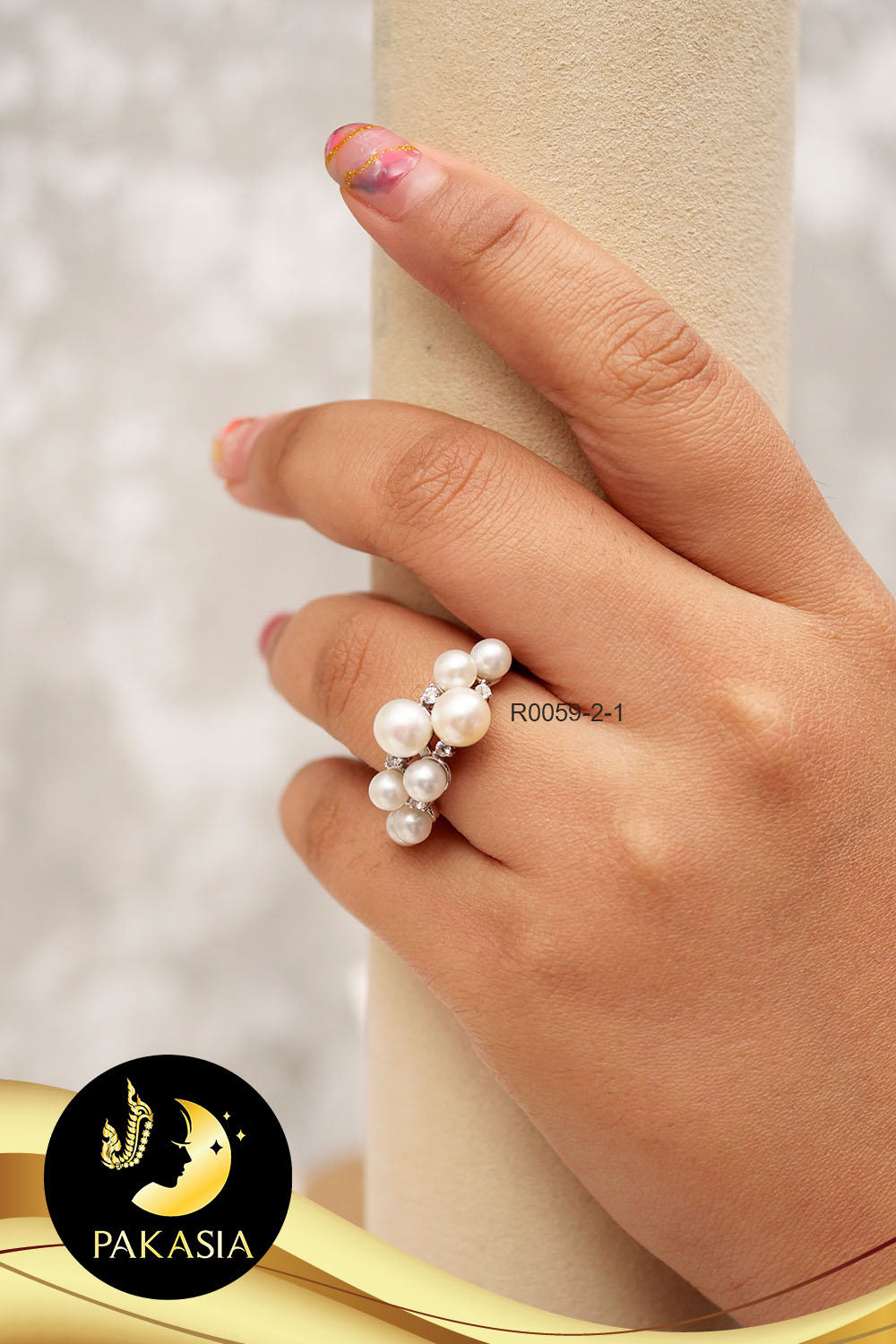 แหวนมุกพวงองุ่น มุกสีขาว ทรงSemi-round ขนาด 4.5 -6.5 mm เกรด AAA ตัวเรือนเงินแท้ 92.5 ชุบทองคำขาว ประดับพลอยแท้ White Topaz / R734