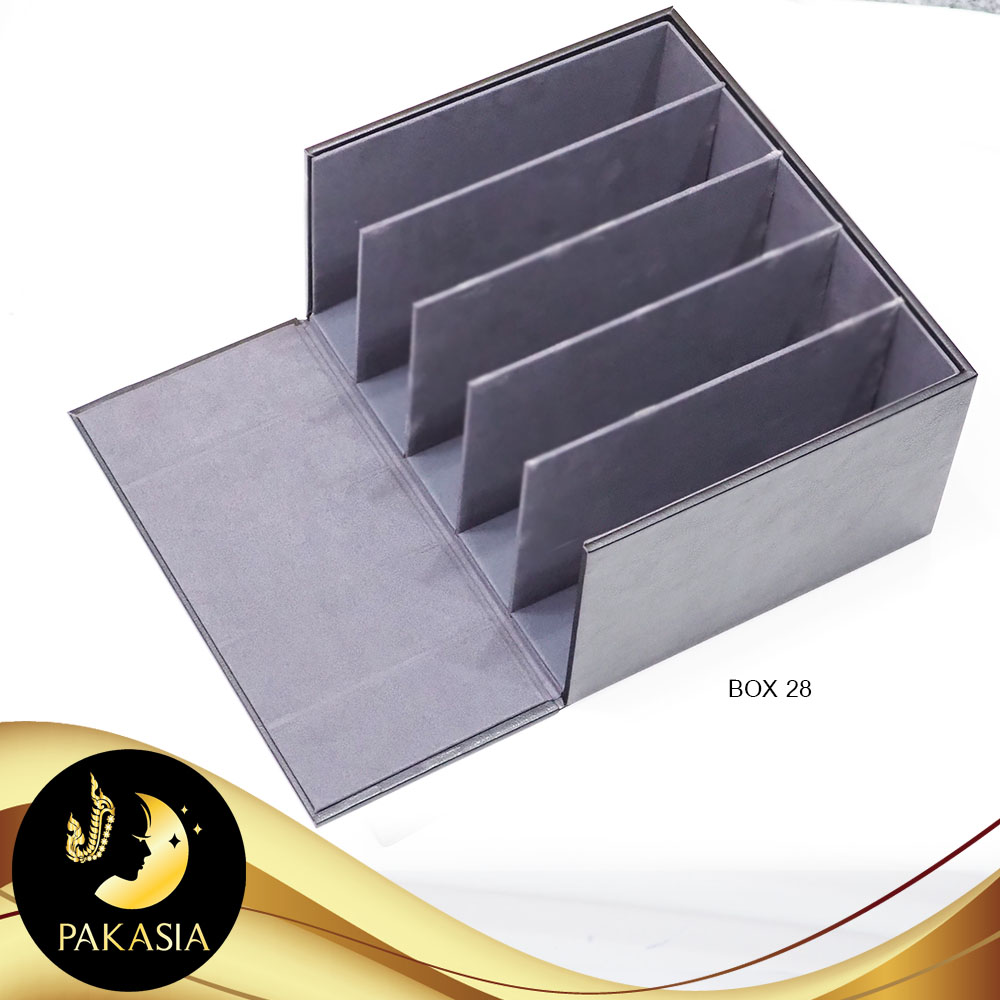 กล่องใส่ การด์มุกจับคู่ จำนวน 5 ช่อง ขนาด 33 x 27 x 16.5 cm ฝาพลาสติกใส กล่องเปิดด้านข้างได้ สีดำ วัสดุหนัง PVC อย่างดี ภายในบุกำมะหยี่สีเทา / BOX028
