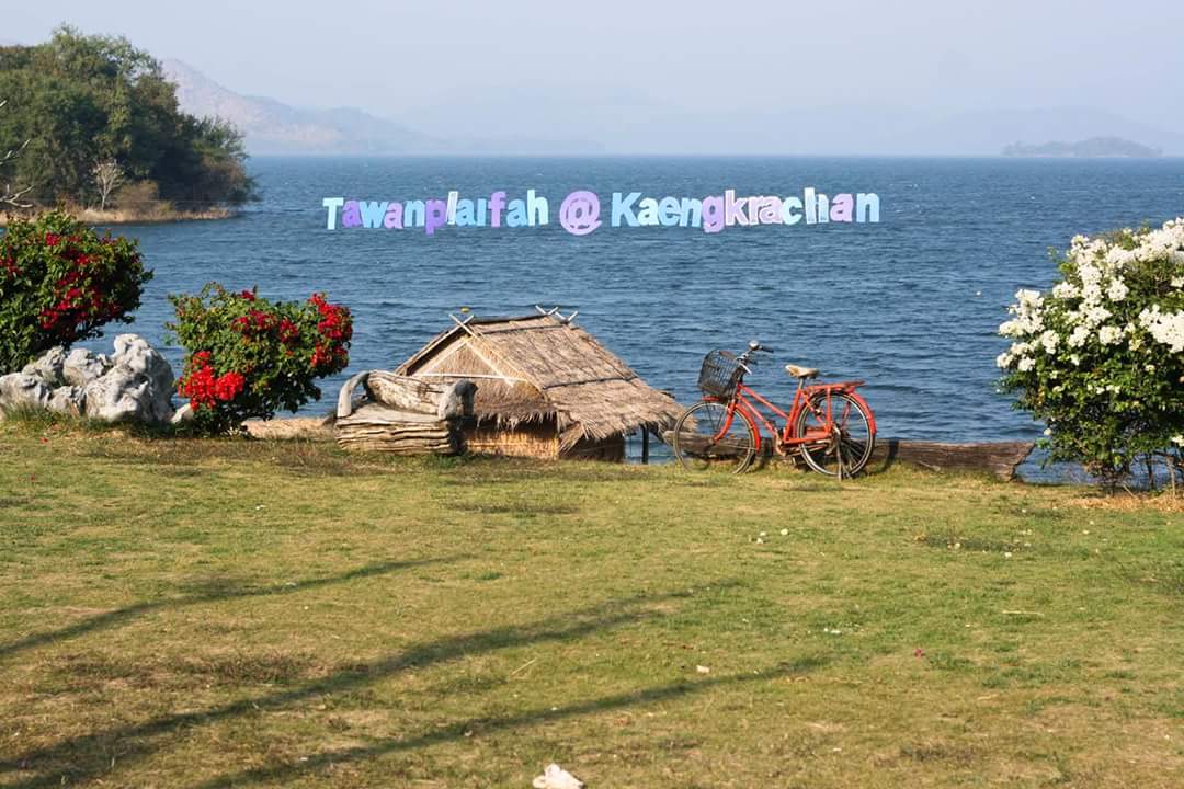 บ้านพักหลายสไตล์ ริมทะเลสาบน้ำจืดแก่งกระจาน กางเต็นท์ จัดแคมไฟร์ ปิ้งย่าง มีกิจกรรมให้ผ่อนคลาย