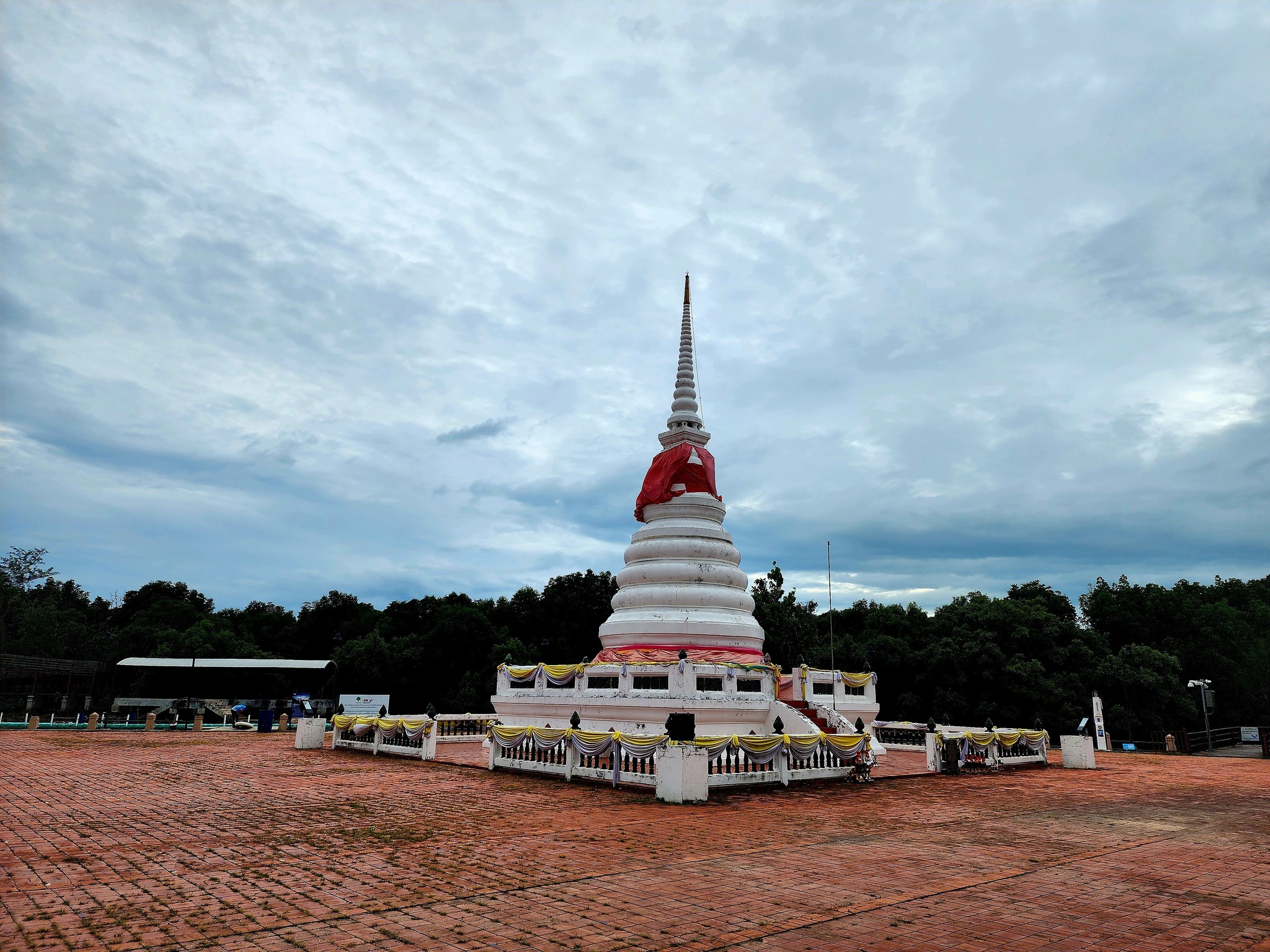 พระเจดีย์กลางน้ำ ระยอง
