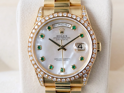 Rolex Original รุ่น Rolex President Day Date Yellow Gold !!Very Rare Dial White Mother of Pearl with Green Supphire on President Day Date Yellow Gold Diamond Original Legs and Bezel by Rolex Factory (นาฬิกามือสอง,นาฬิกาrolexมือสอง)