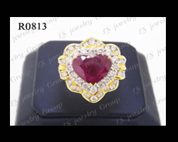 แหวนทับทิมพม่าธรรมชาติเจียระไน (Natural Burma Ruby Ring) ล้อมเพชร Heart & Arrow - Russian Cut