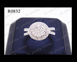 แหวนเพชรกระจุก มีเพชรล้อม (Diamonds Ring) เพชร Heart & Arrow – Russian Cut