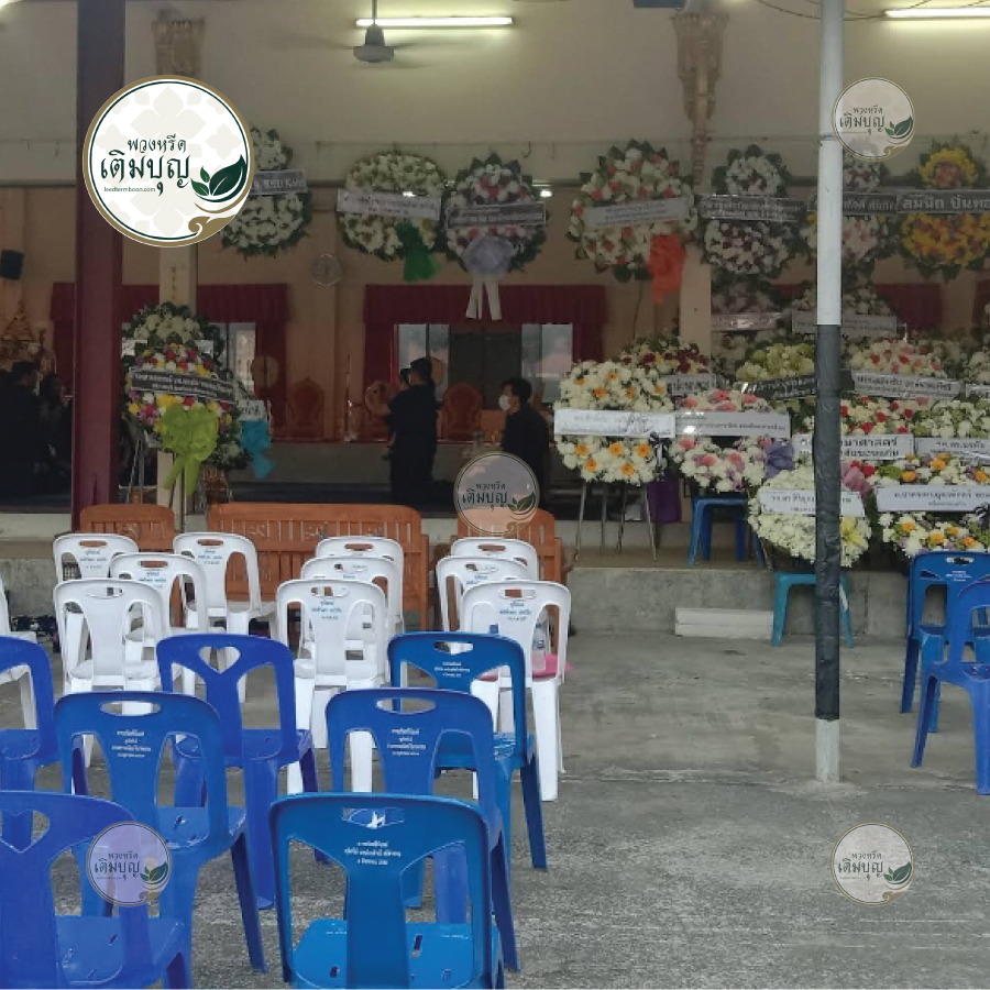 บรรยากาศภายในศาลาบำเพ็ญกุศล วัดศรีจันทร์ ขอนแก่น มีเก้าอี้และพวงหรีดดอกไม้สดจัดแสดงอยู่