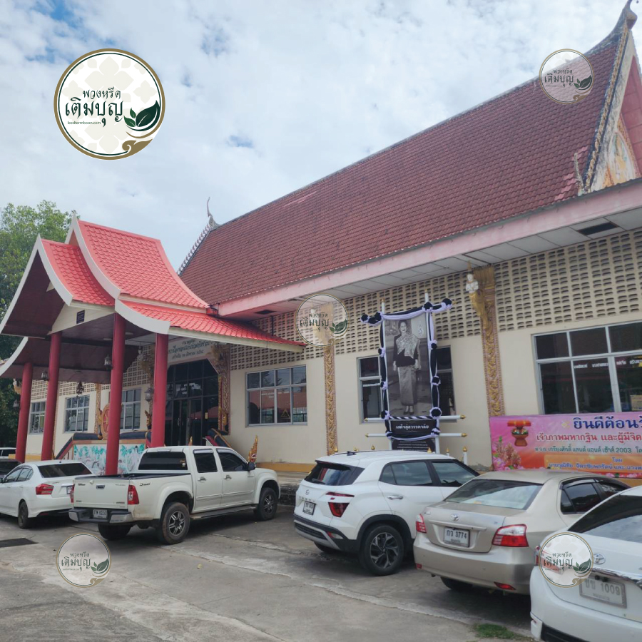 บริเวณลานวัดจอมศรี ขอนแก่น กว้างขวาง รองรับรถยนต์ได้จำนวนมาก