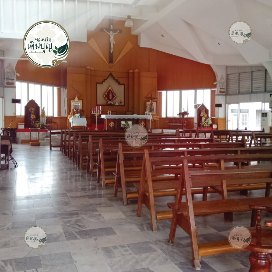 บรรยากาศภายในโบสถ์วัดนักบุญเยราร์ด มีเก้าอี้ยาวไม้สำหรับผู้ร่วมพิธีมิสซา