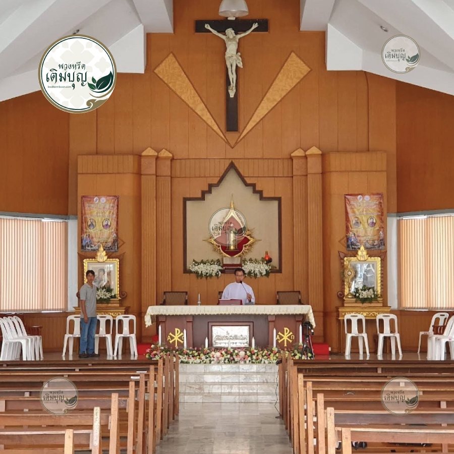 แท่นประกอบพิธีมิสซาภายในวัดนักบุญเยราร์ด ขอนแก่น ตกแต่งด้วยดอกไม้และกางเขน