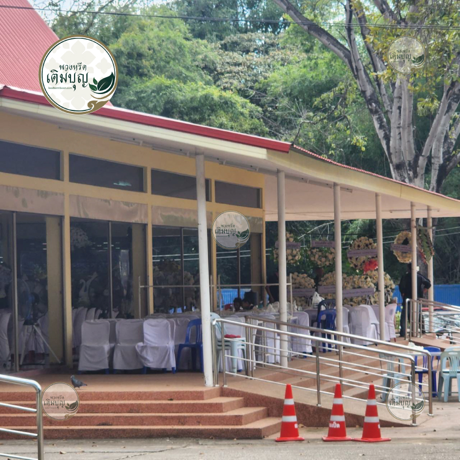 บรรยากาศบริเวณศาลาสวดอภิธรรมศพ วัดป่าชัยวัน มีเก้าอี้และพัดลมพร้อมบริการ