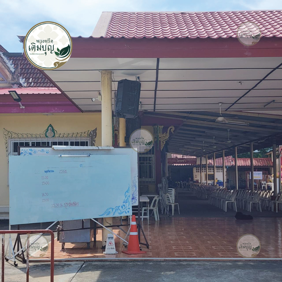 บรรยากาศภายในศาลาวัดวุฒาราม มีโต๊ะและเก้าอี้รองรับแขก พร้อมสำหรับวางพวงหรีดแสดงความอาลัย