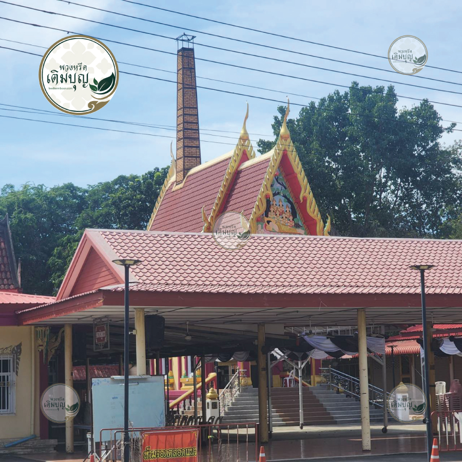 บรรยากาศภายในศาลาวัดวุฒาราม มีโต๊ะและเก้าอี้รองรับแขก พร้อมสำหรับวางพวงหรีดแสดงความอาลัย