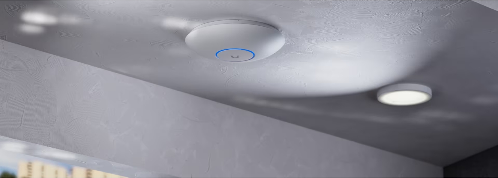 Ubiquiti UniFi U7 Long-Range (U7-LR) ติดตั้งบนเพดานสำหรับกระจายสัญญาณ WiFi ภายในอาคาร