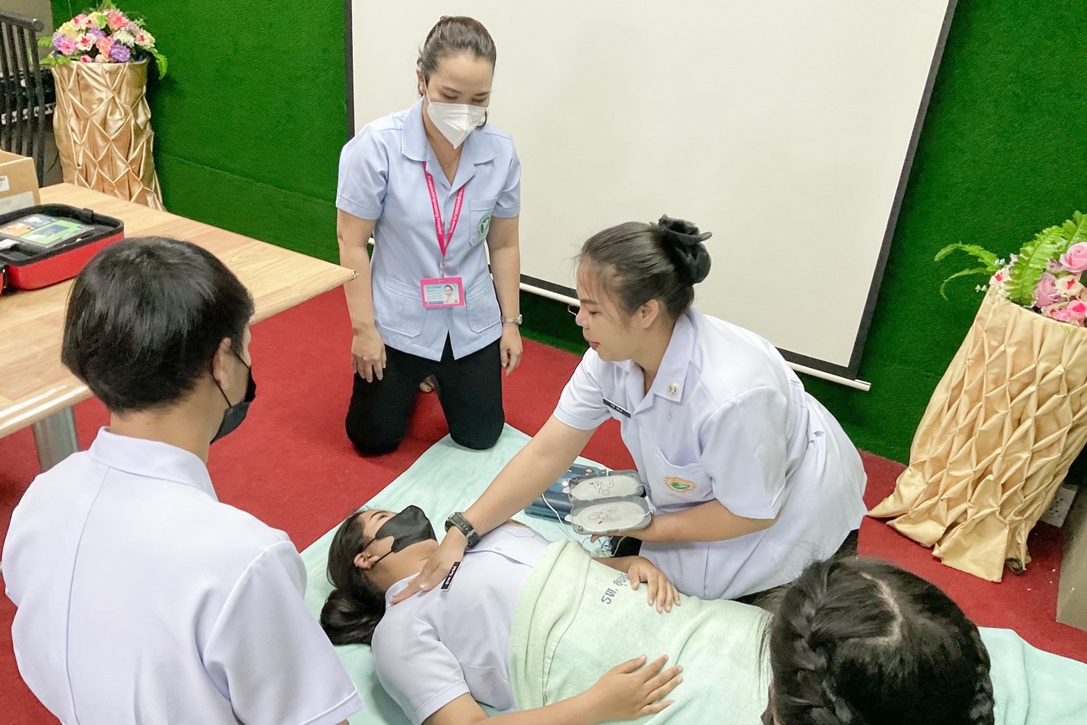 นักเรียนพนักงานผู้ช่วยการบริบาล รุ่น 43 อบรมปฏิบัติการช่วยฟื้นคืนชีพขั้นพื้นฐาน CPR ( Cardiopulmonary resuscitation ) การช่วยเหลือผู้ป่วยที่กำลังจะหยุดหายใจ