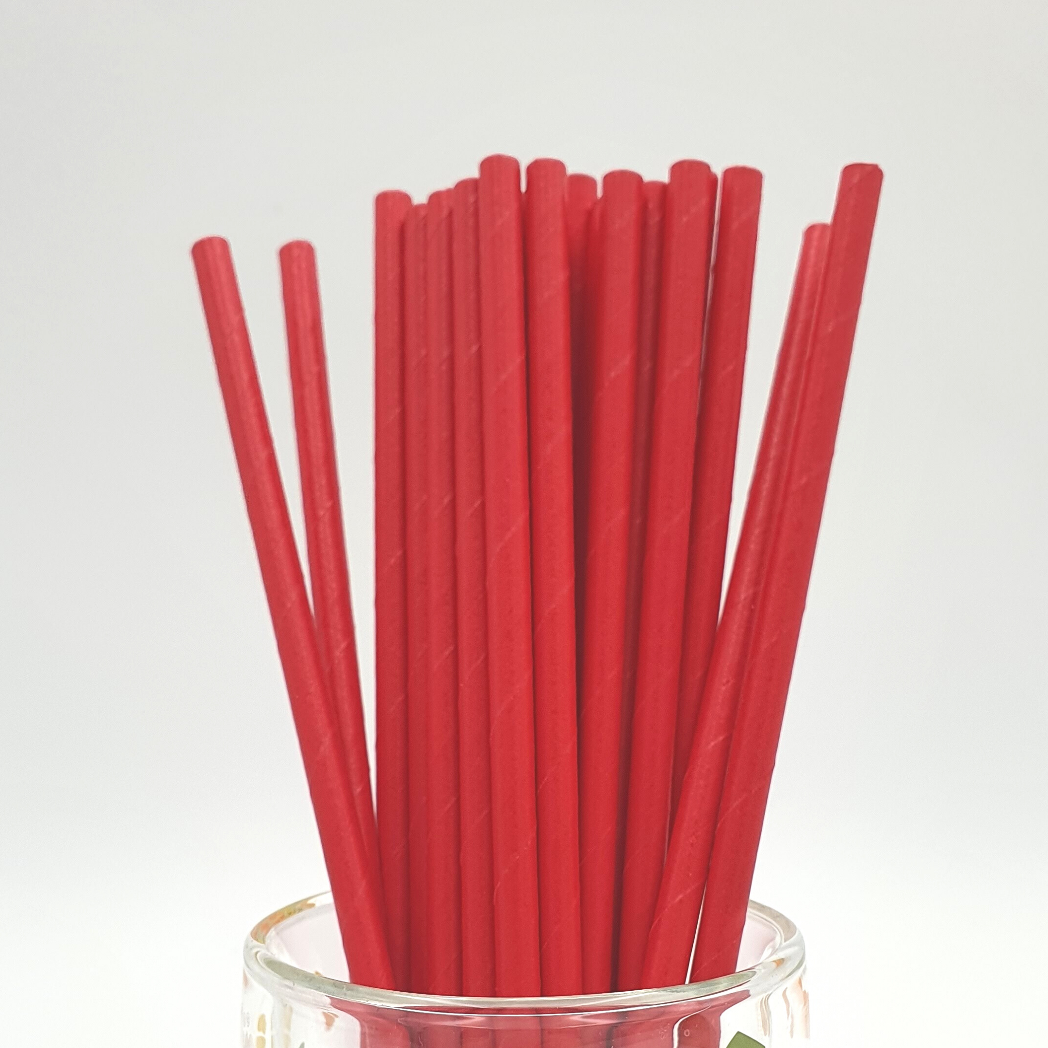 BASIC IN RED PAPER STRAWS
