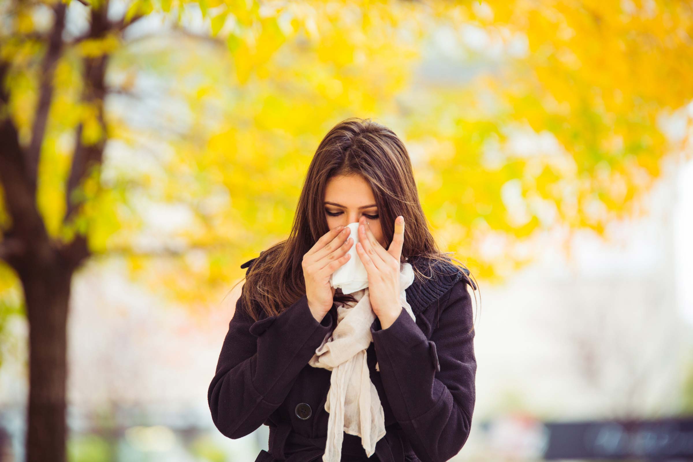 ใช้ลิปมันทาบริเวณจมูกที่เเสบ เเห้ง  รักษาอาการระคายเคืองบริเวณจมูก