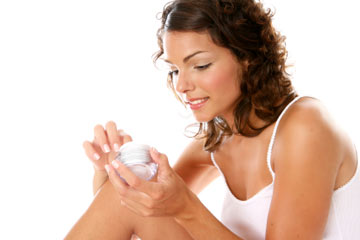 ทาลิปมันบริเวณหัวเข่าข้อศอกช่วยให้ผิวชุ่มชื้น ล็อคความชุ่มชื้นให้ผิว