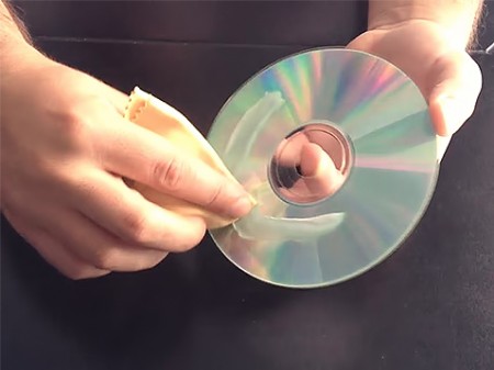 ทาลิปบาล์มที่แผ่นซีดีตรงที่มีรอยขีดข่วน ลิปบาล์มซ่อม CD เก่าให้ฟังได้