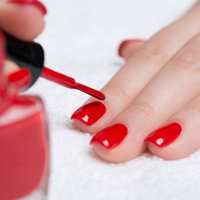 ทาลิปบาล์มรอบๆเล็บป้องกันสีทาเล็บเลอะ ช่วยป้องกันการทาเล็บเลอะ