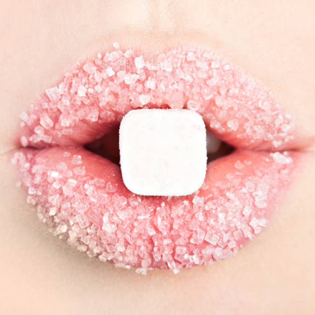 สครับริมฝีปากง่ายๆกับส่วนผสมที่มีในบ้าน สครับริมฝีปากปากด้วยลิปบาล์ม