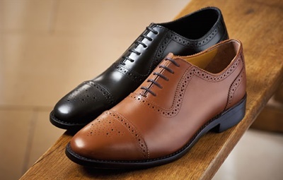 ใช้ลิปมันทารองเท้าให้เงาเเละใหม่ขึ้น ใช้ลิปมันขัดรองเท้าเก่าให้กลับมาเป็นรองเท้าใหม่อีกครั้ง