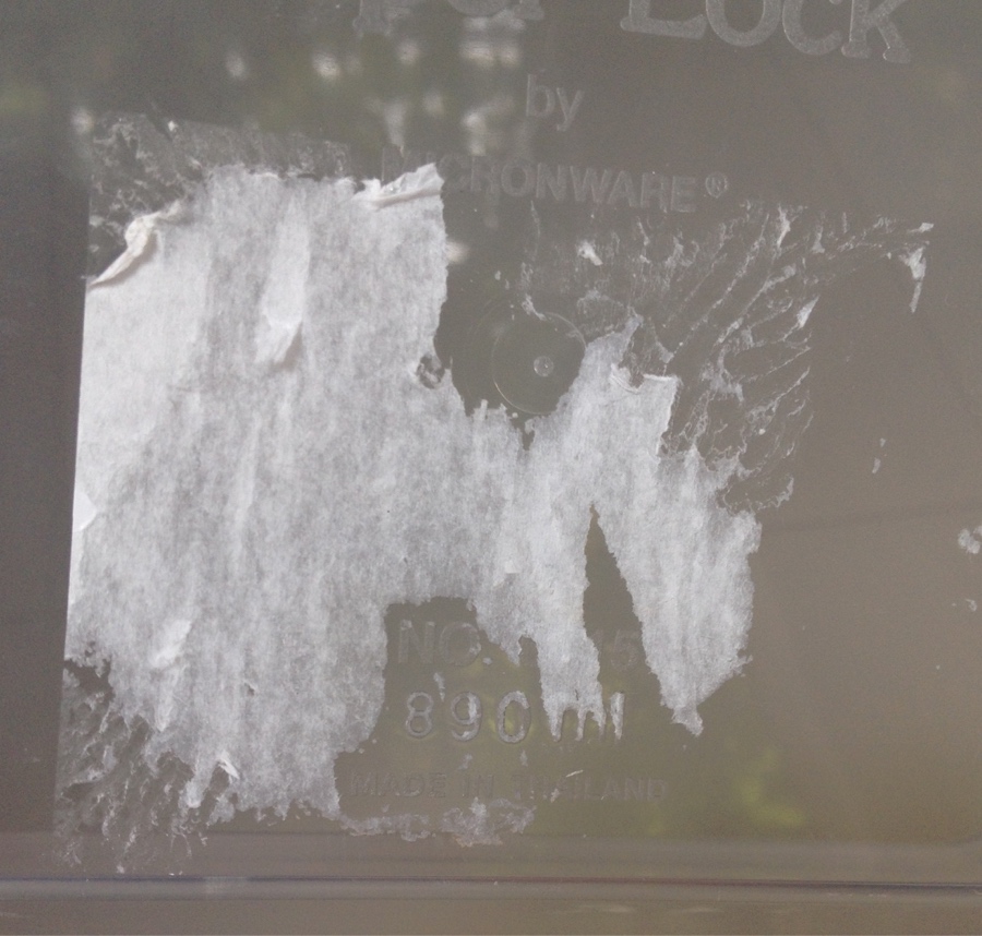 ใช้ลิปมันช่วยขจัดคราบสติกเกอร์ที่ติดเเน่น ทาลิปมันทิ้งไว้จะช่วยให้ลอกสติ๊กเกอร์ได้ง่ายขึ้น