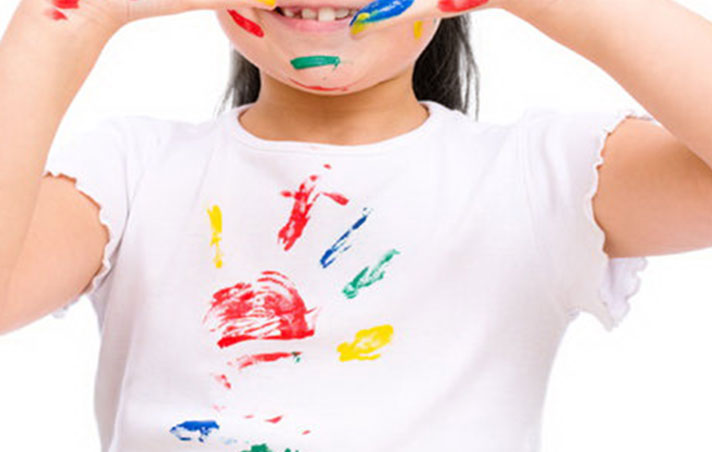 ใช้ลิปบาล์มลบคราบสีเปื้อนเสื้อผ้า ทาลิปบาล์มลงบนจุดที่มีรอยเปื้อน จะช่วให้สีหลุดได้ง่ายขึ้น