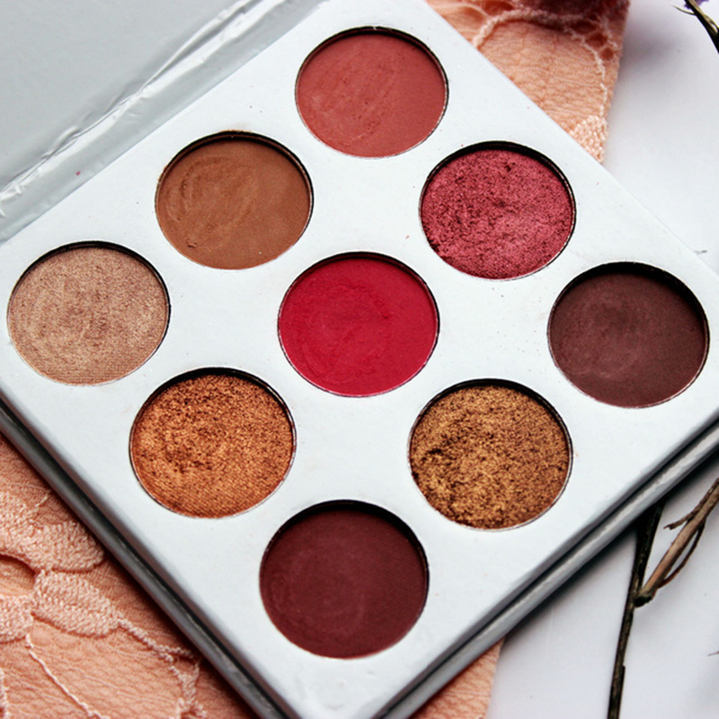 ใช้ลิปบาล์มทำอายแชร์โดแบบครีม ใช้ลิปบาล์มผสมกับอายเเชร์โด ทำให้อายเเชร์โดติดทนขึ้น