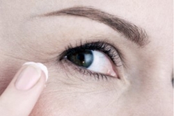 ลิปบาล์มช่วยบำรุงรอยเหี่ยวย่นใต้ตา ทาลิปบาล์มเพื่อช่วยลดรอยเหี่ยวย่นใต้ตา