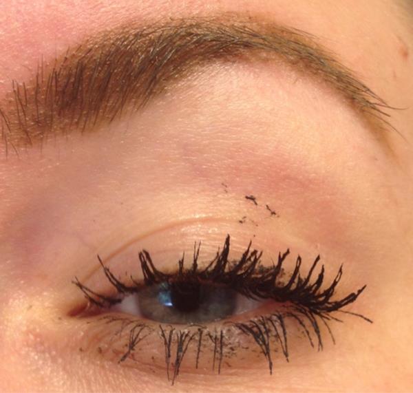 ทาลิปบาล์มบริเวณที่มาสคาร่าเลอะเเล้วเอาทิชชู่เช็ดออก ใช้เป็น Remover