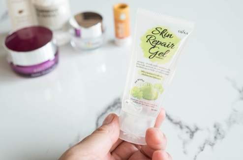 เจลซ่อมผิว เป็นเจลที่ทำมาจากชาเขียว ใบบัวบกและแตงกวาค่ะ ใช้แล้วผิวชุ่มชื้นดี