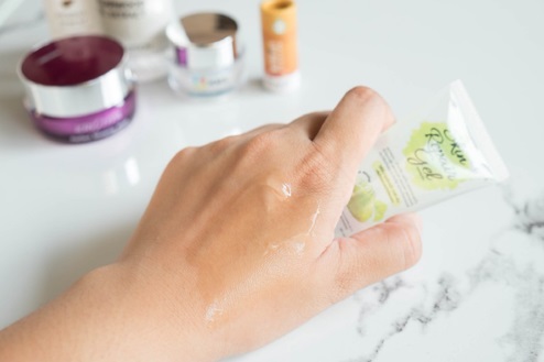 เนื้อเจลธรรมชาติ ผิวชุ่มชื้น เนื้อเจลลื่น เกลี่ยง่าย ซึบซบเข้าผิว