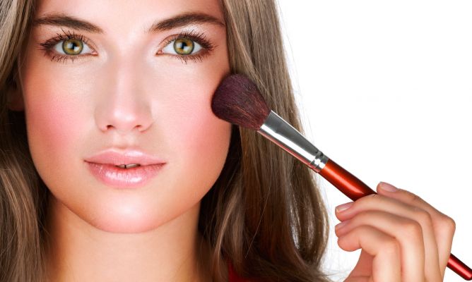 ทาลิปมันบริเวณโหนกเเก้มเเทนการไฮไลท์ ผิวหน้าฉ่ำโกลวได้ง่ายๆ ไม่ต้องพึ่งไฮไลท์