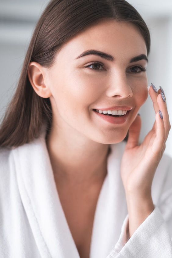 ผิวหน้าเเข็งเเรง ผิวหน้าได้รับการดูเเลดีทำให้ผิวเเข็งเเรง