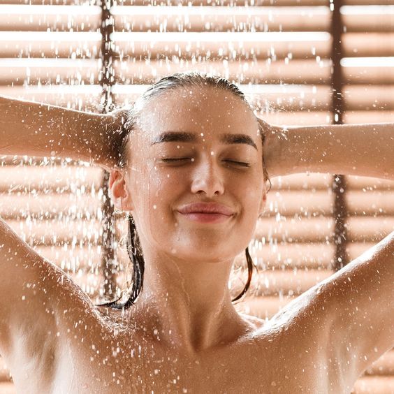 ไม่ควรล้างหน้าหรืออาบน้ำด้วยน้ำอุ่นเพราะจะทำให้ผิวเเห้ง