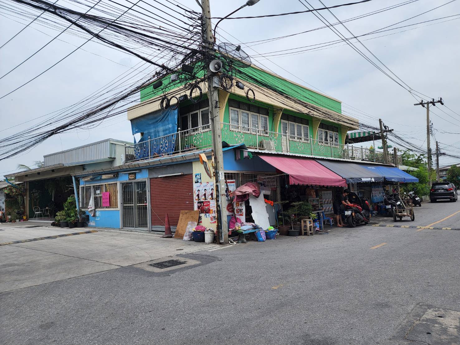 适合出租投资 23,000 泰铢/月 出售在边角落的房子，商业位置，面积 32 平方哇，Soi Wat Chai Mongkhon，靠近 BTS Srinakarin只需 5 分钟。
