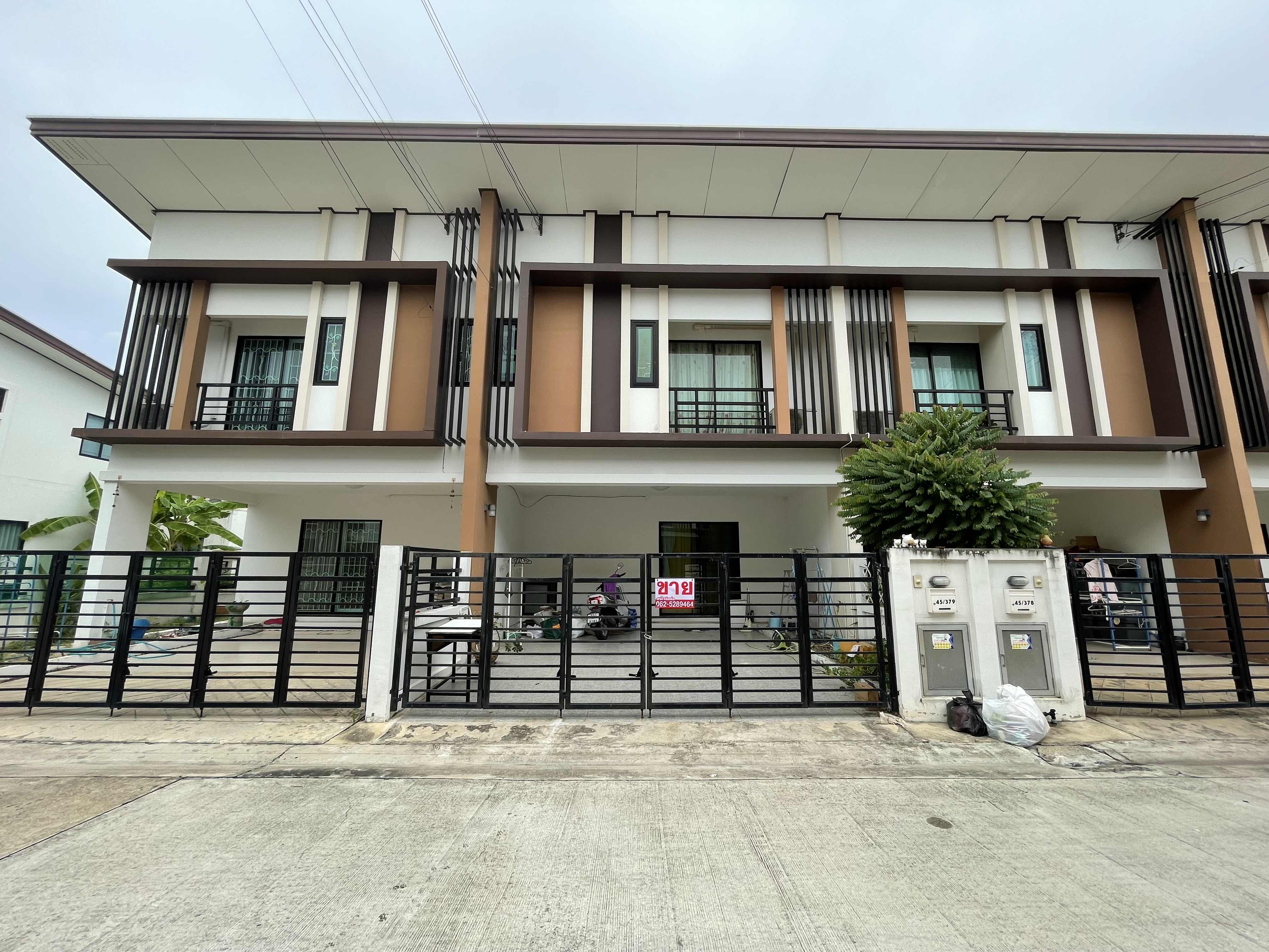 急售！！ 2层联排别墅Baan Fah Greenery Pinklao-Sai 5 在Borommaratchachonnani Road旁边，靠近Central Salaya，项目中最优惠的价格。