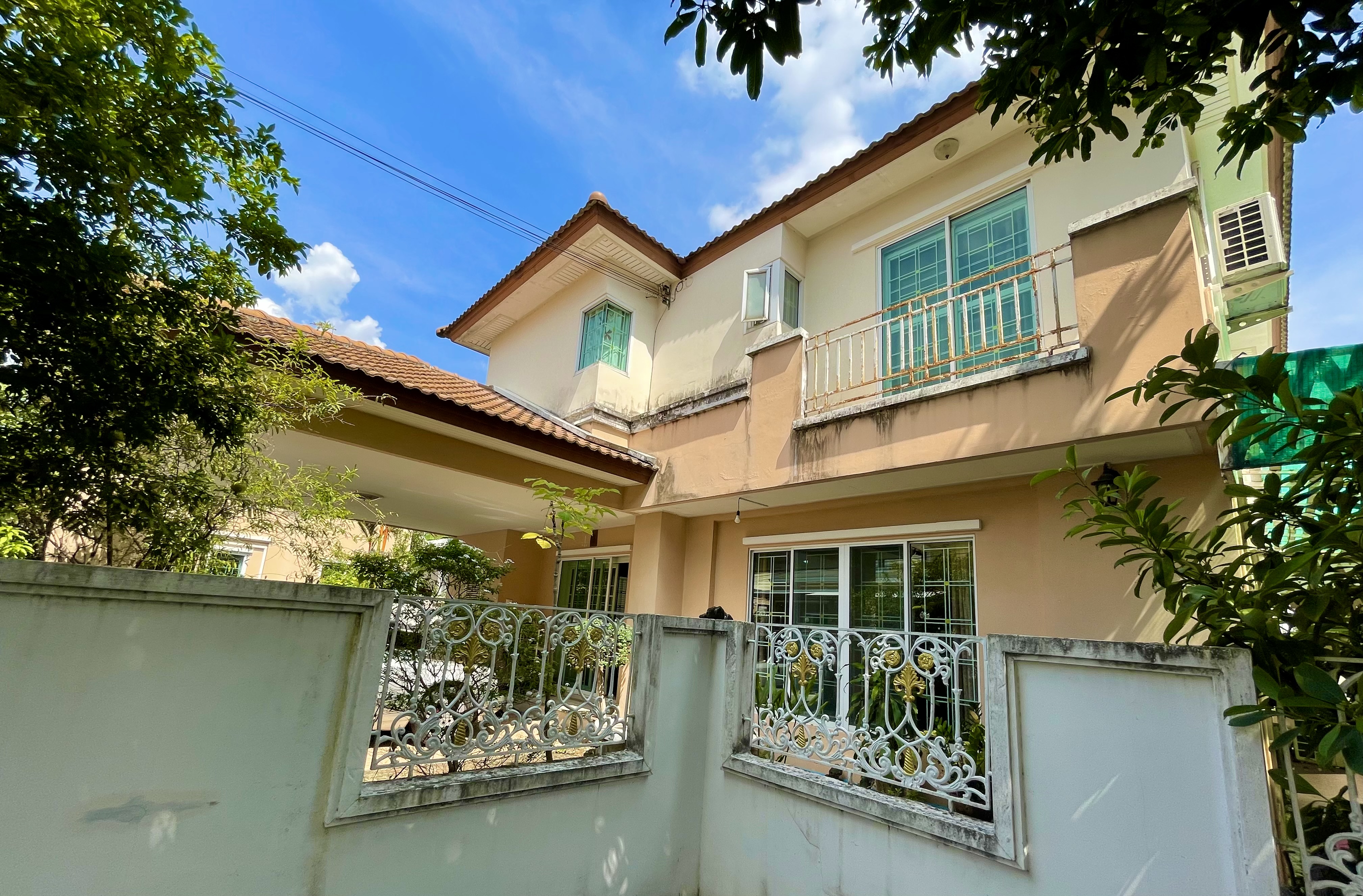 装修精美，家具齐全！！ 出售房屋 Ramkhamhaeng 142 村，靠近地铁橙线和外环路到市中心。