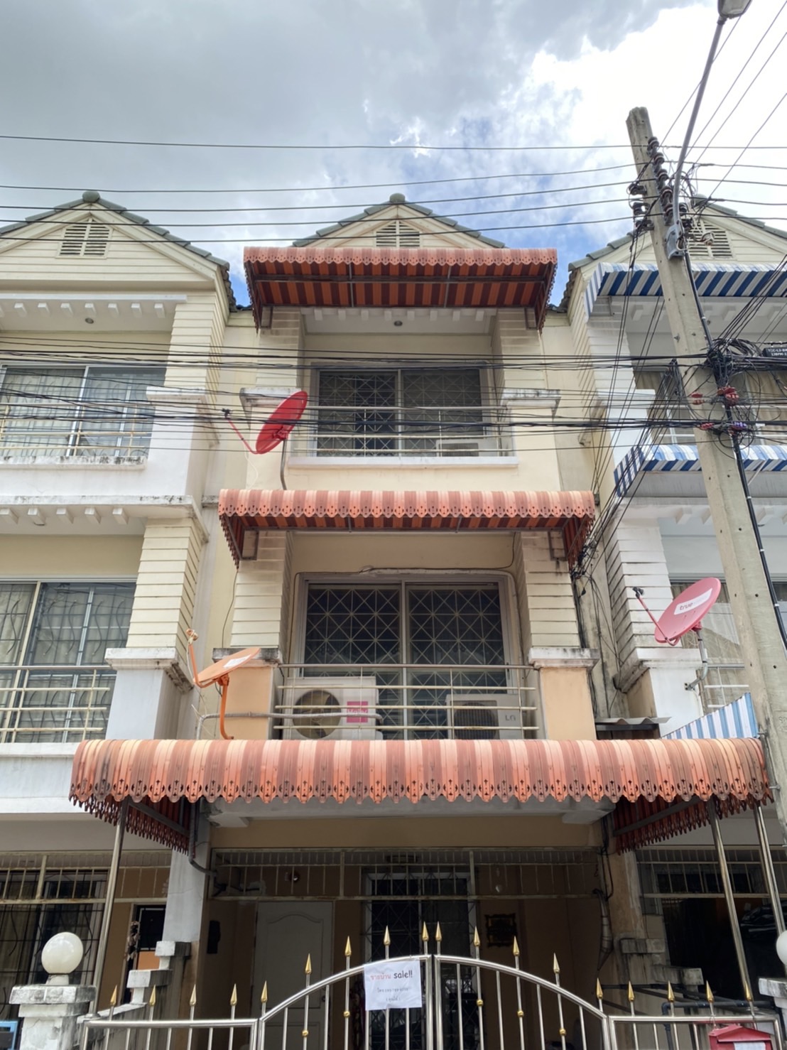 按照实物卖得好便宜的 排屋三层楼 Sittharom 村 soi Lat Pla Khao87 (三个可进出的巷子soi Lat Pla Khao83 85 87）
