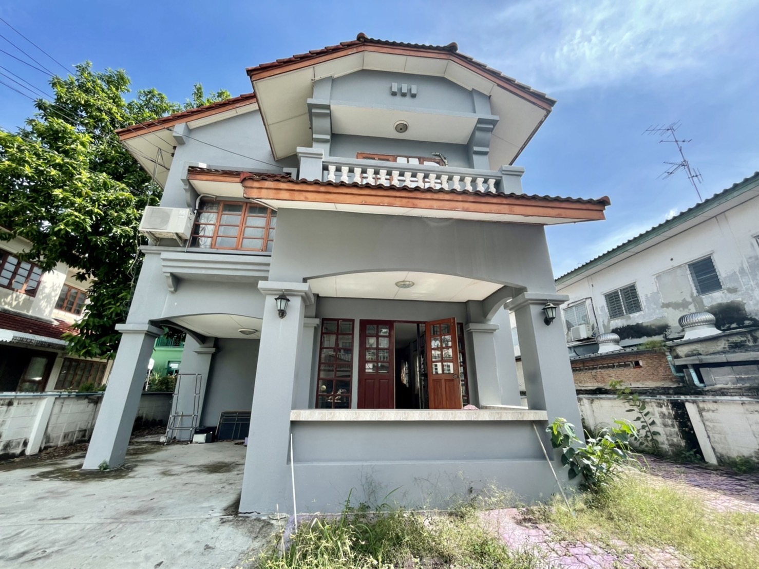 出售 2 层独立别墅，Benjarong Village, Ramkhamhaeng 178，面积 70 平方哇，靠近 Ruamrudee 国际学校。 橙线电车旁