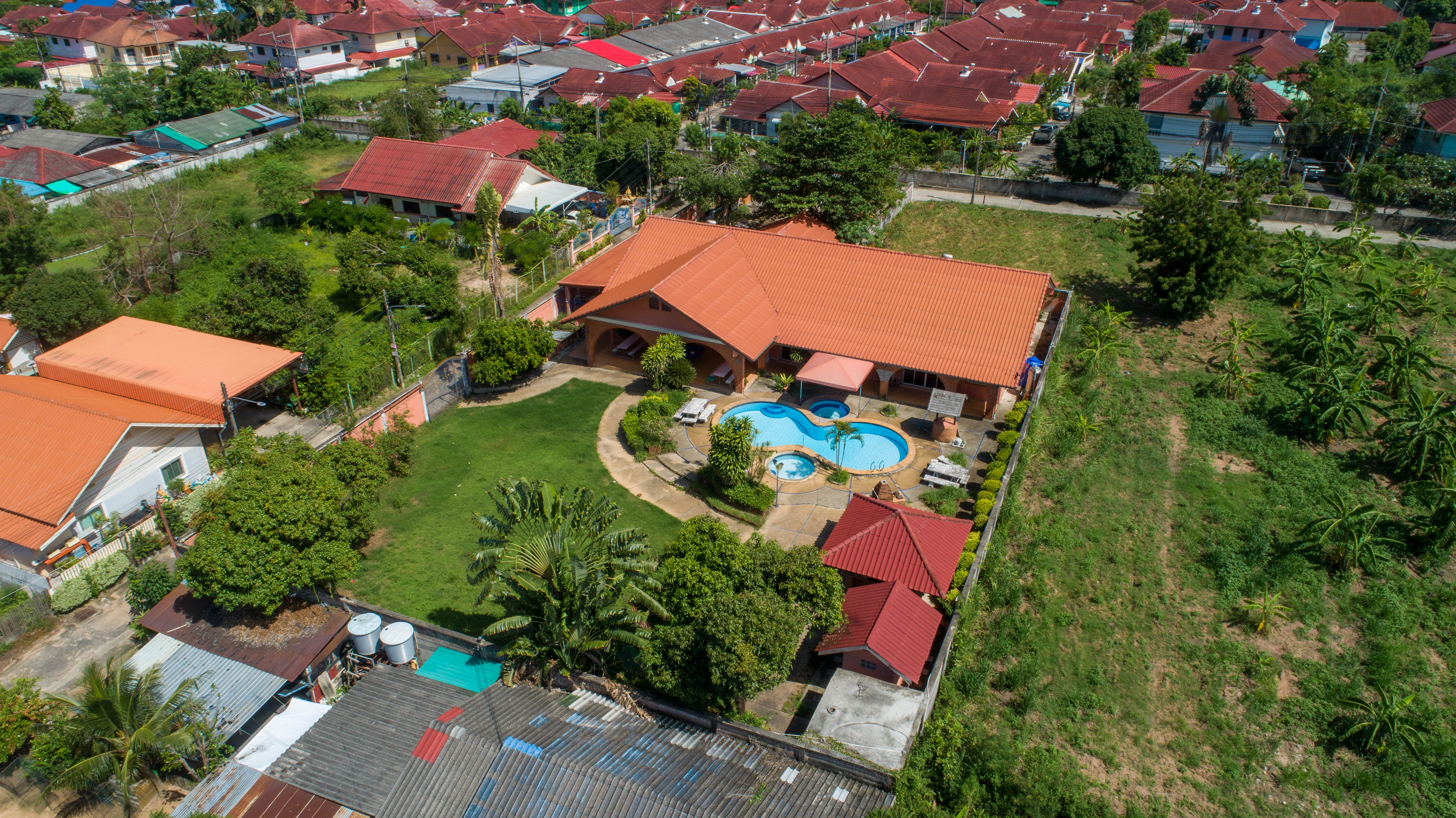 Rare Vintage Roman Style Pool Villa !!! Pool Villa for sale Pattaya with land area 1 rai 1 ngan, Khao Talo 10, Soi Sukjai 7 , shady atmosphere, very private, has a swimming pool, pool table, and a lot of banquet space . Fully decorated !!!.