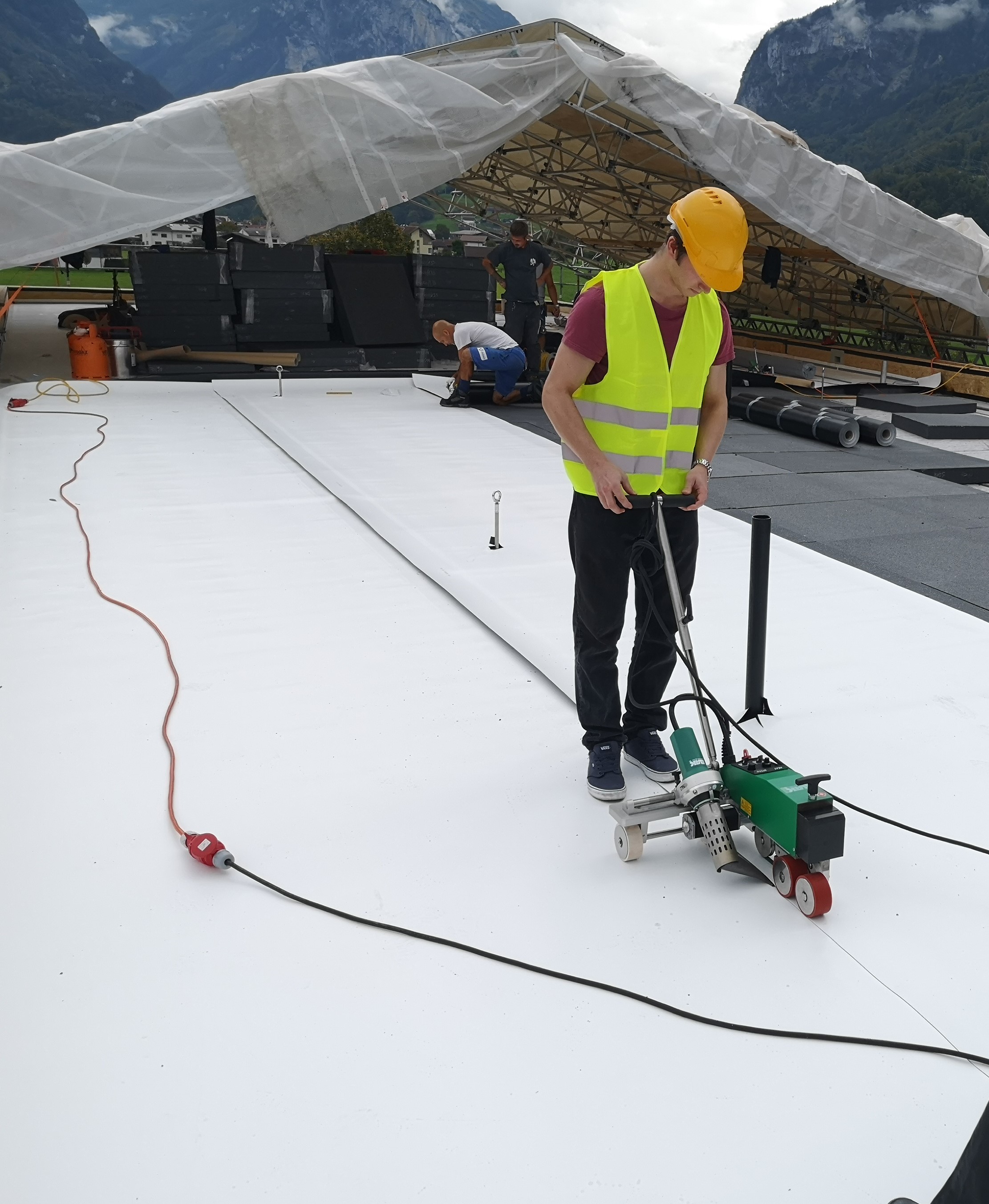 เครื่องเชื่อมอัตโนมัติ เชื่อมแผ่น PVC บนหลังคา flat roof