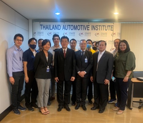 นายกสมาคมผู้ผลิตยางรถยนต์ไทยเข้าพบผู้อำนวยการสถาบันยานยนต์