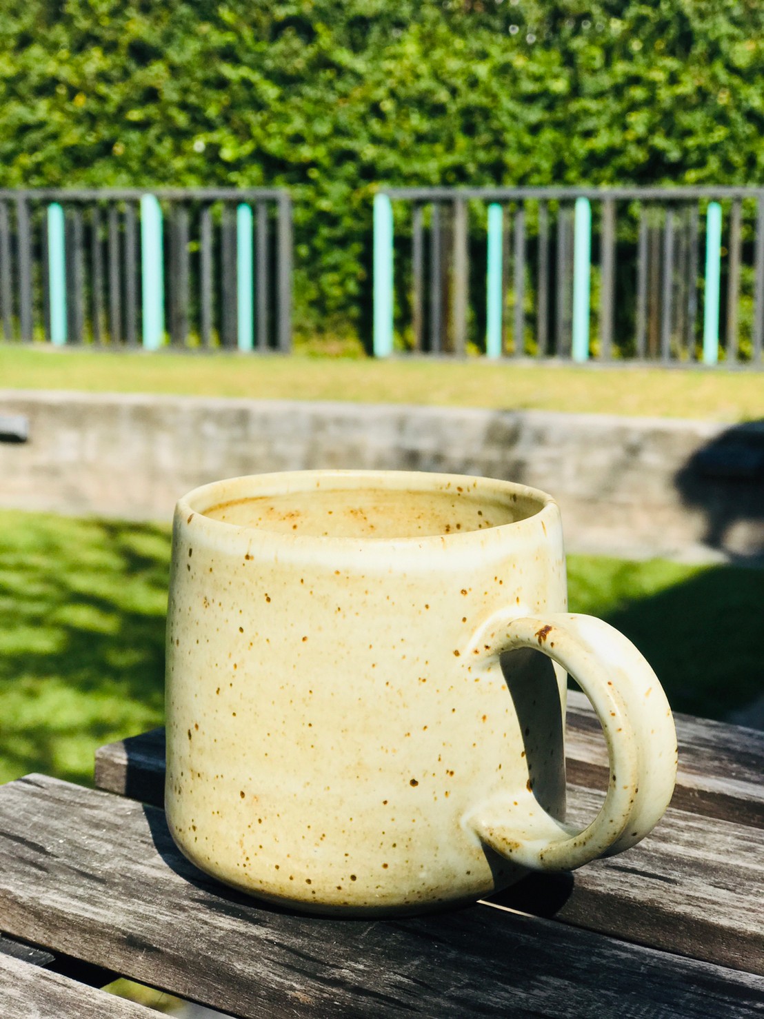 Coffee mug with curled bottom pattern