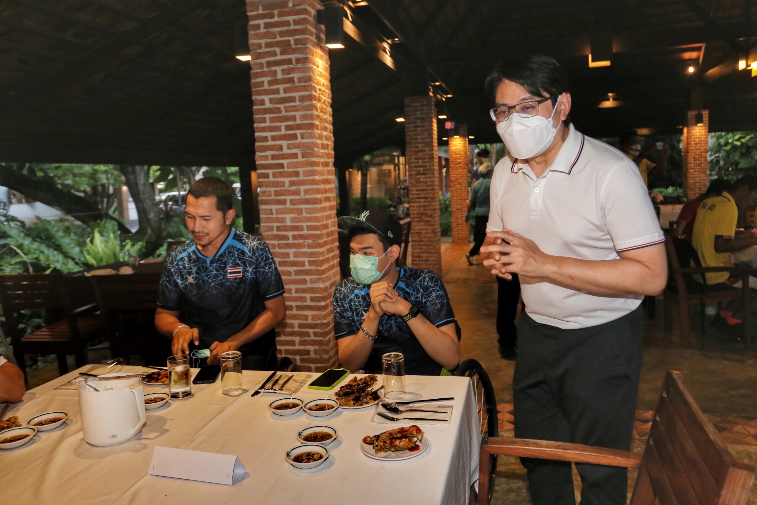 ทัพฮีโร่พาราไทย อิ่มหนำสำราญ ชิมอาหารทะเลสุดชิล ริมหาด ภายใต้โครงการ "ภูเก็ต-แซนด์บ็อกซ์"
