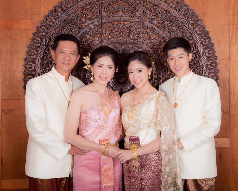 ถ่ายรูปครอบครัวชุดไทย
