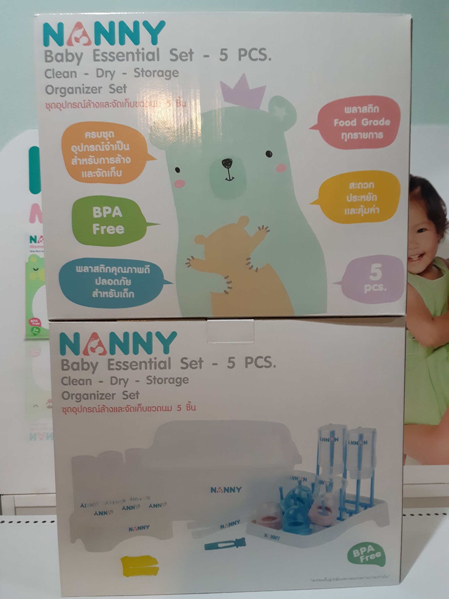 Nanny ชุดอปุกรณ์ล้างและจัดเก็บขวดนม 5 ชิ้น S5-N216  NANNY ยกชุด ที่คว่ำขวดนม ไซส์ L สำหรับ 16 ขวด + ตะกร้าคว่ำขวดนมพร้อมฝาปิด  ราคา 529 บาท  N215 ที่คว่ำขวดนมและอุปกรณ์ต่างๆ  - คว่ำขวดนมได้ 16 ขวด  - ใช้งานง่ายไม่ต้องประกอบชิ้นส่วน - พับเก็บได้ พกพาสะดวก  N216 กล่องเก็บขวดนมมีฝาปิด - มีฝาปิดป้องกันฝุ่นและแมลง ต่างๆ - มีตะแกรงอีชั้น สำหรับระบายน้ำ - ขนาดพอดี สำหรับเก็บขวดนม ภาชนะอาหาร หรือ อุปกรณ์ต่างๆ    N217 ถาดคว่ำขวดนม 6 ช่อง - ช่วยจัดระเบียบในกล่องเก็บขวดนม - วางขวดนมได้ทุกรุ่น คอมาตรฐาน และคอกว้าง ทุกขนาด  N230 แปรงล้างขวดนมฟองน้ำ - ฟองน้ำเกรดพรีเมี่ยม 2 ชั้น - ล้างสะอาดขวดไม่เป็นรอย - ด้ามแปรงหมุนได้ 360 องศา  N231 ที่คีบขวดนม - ใช้คีบขวดนมหรืออุปกรณ์ต่างๆหลังจากการนึ่งฆ่าเชื้อ - จับถนัดมือ ทนความร้อน 120 องศาเซลเซียส