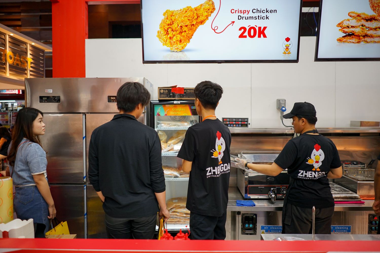 Calon Mitra Sedang Melihat Perlatan yang Digunakan Untuk Usaha Kemitraan ZHENGDA Chicken Steak