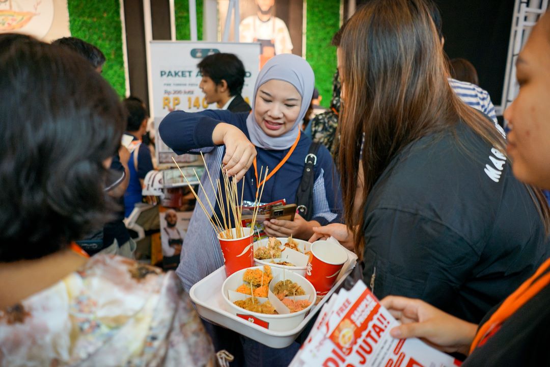 Seorang Pengunjung FLEI Expo Mencoba Produk ZHENGDA Chicken Steak