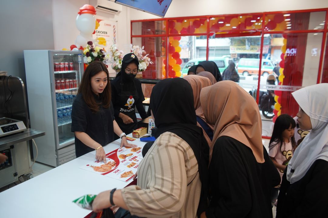 beberapa customer sedang mengantre di outlet ZHENGDA Cimindi, Cimahi